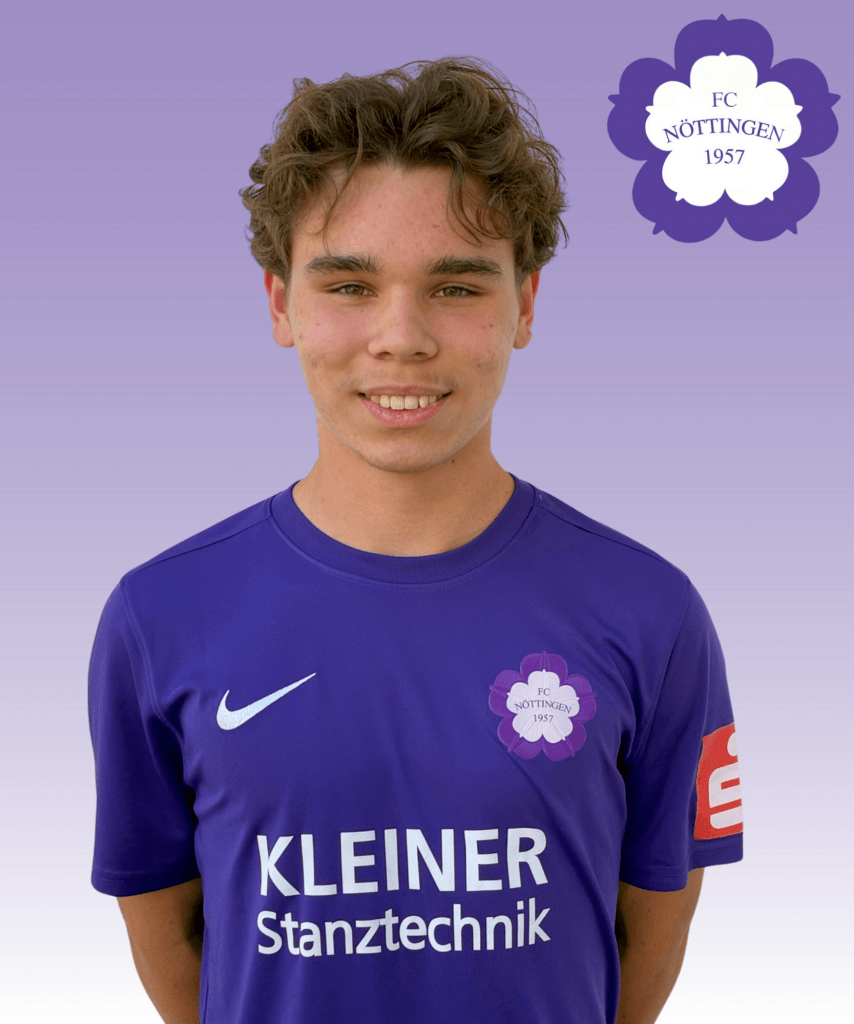 Ein Jugendlicher im lila Trikot des FC Nöttingen lächelt vor einem violetten Farbverlauf und dem Vereinslogo