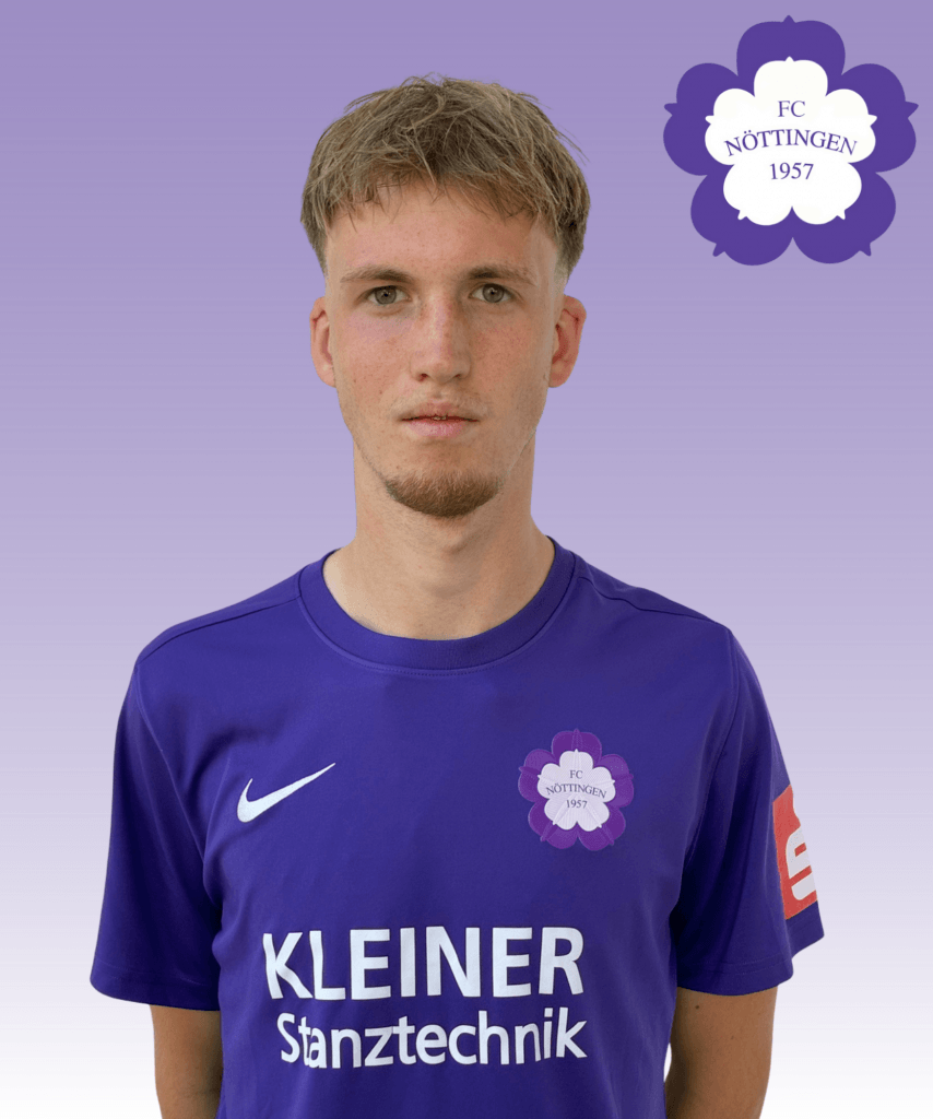 Ein junger Fußballspieler im lilafarbenen Trikot des FC Nöttingen steht vor einem lilafarbenen Farbverlauf mit dem Vereinslogo