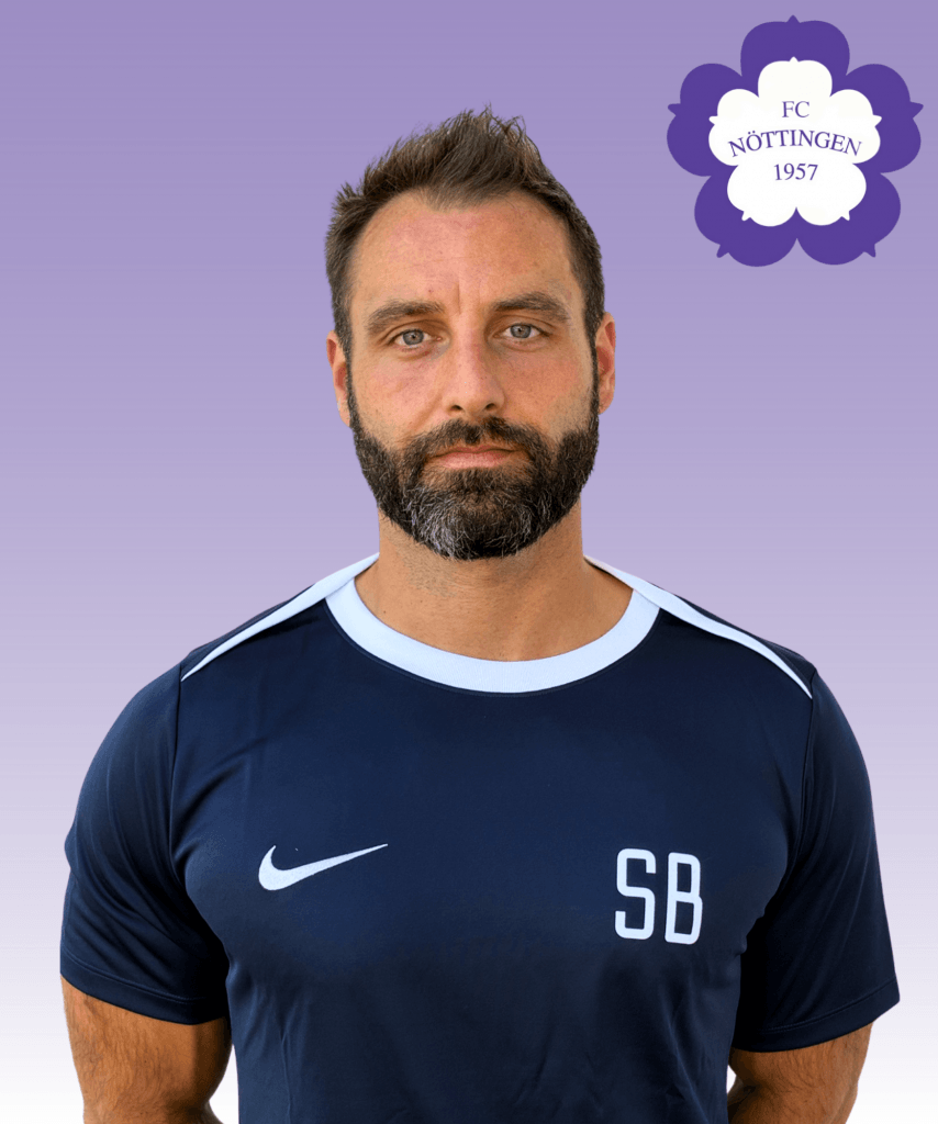 Ein bärtiger Mann in einem dunkelblauen SB-Shirt steht vor einem violetten Farbverlauf und dem Logo des FC Nöttingen