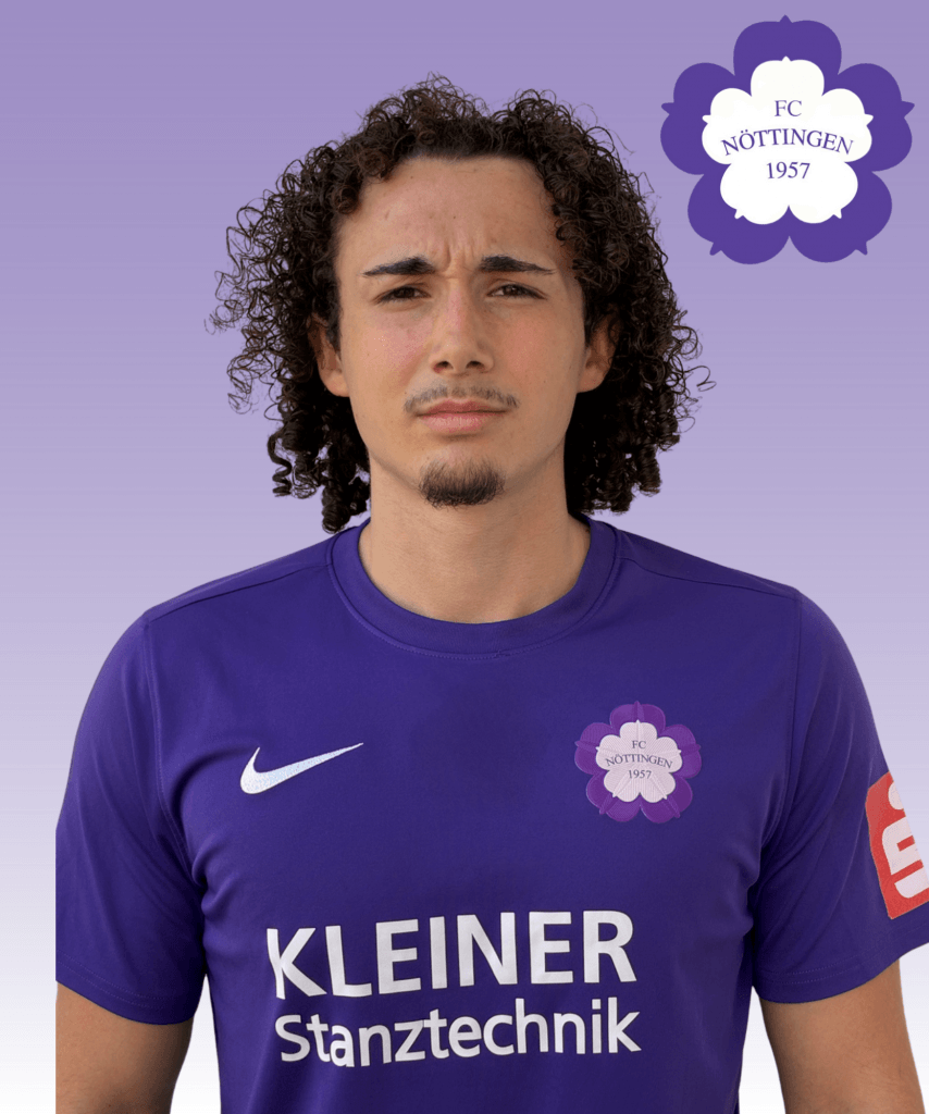 Ein Fußballspieler im lila Trikot des FC Nöttingen steht vor einem Farbverlauf, das Vereinslogo befindet sich in der Ecke
