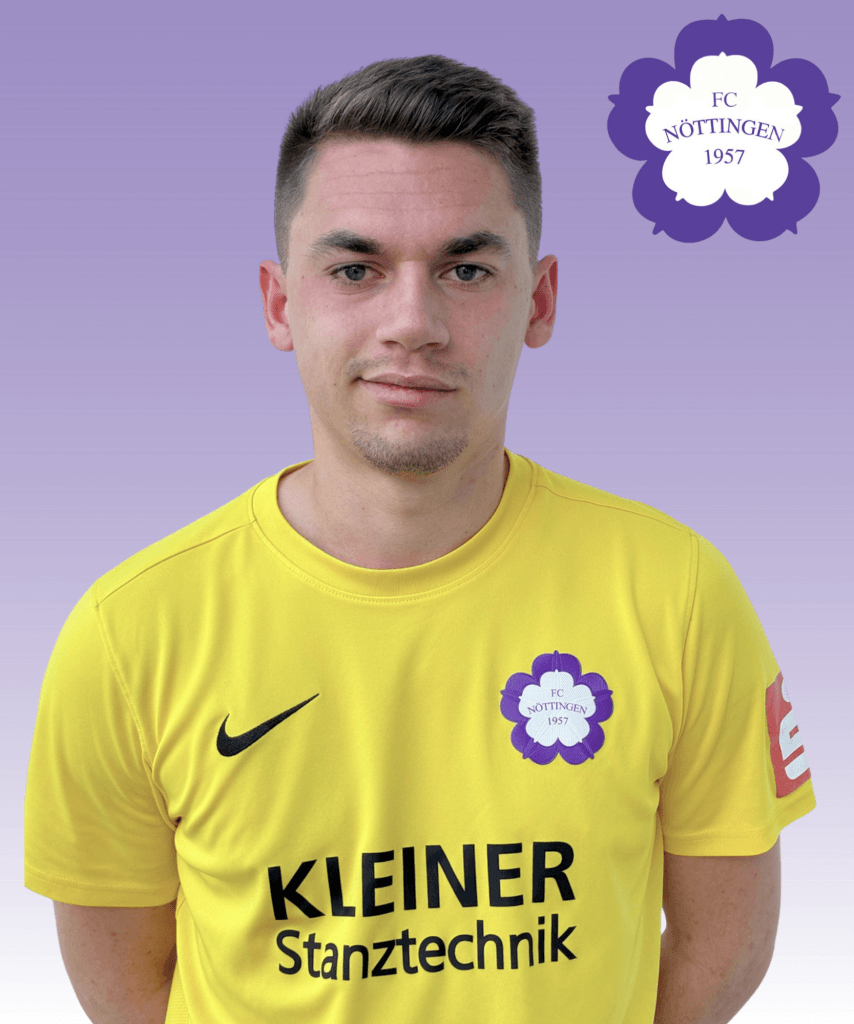 Ein junger Mann trägt ein gelbes FC Nöttingen-Trikot vor einem hellvioletten Hintergrund; darüber ist das Vereinslogo zu sehen