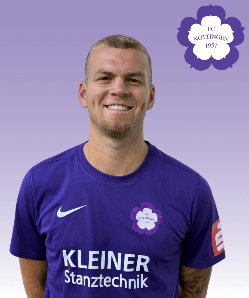 Ein lächelnder Fußballspieler im lila Trikot des FC Nöttingen steht vor einem Farbverlauf und dem Vereinslogo