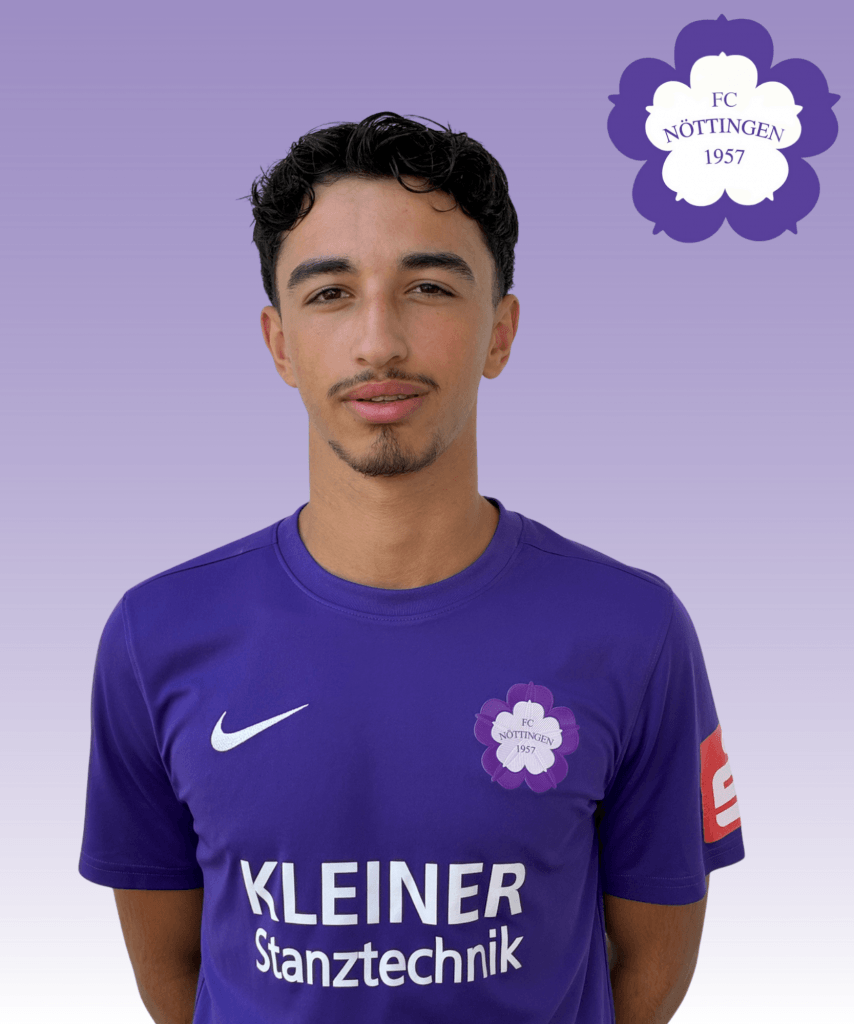 Ein junger Fußballspieler trägt ein lila Trikot des FC Nöttingen und steht vor einem Hintergrund mit lila Farbverlauf