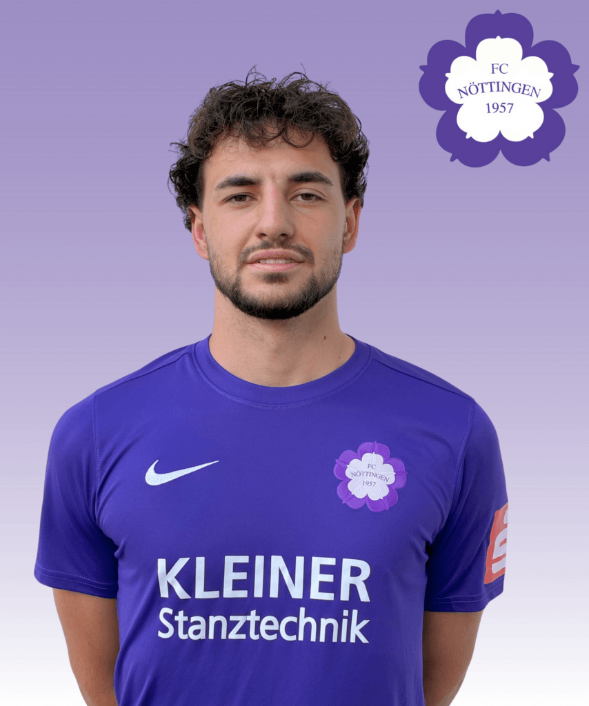 Ein Fußballspieler im lila Trikot des FC Nöttingen steht vor einem lila Hintergrund mit dem Vereinslogo