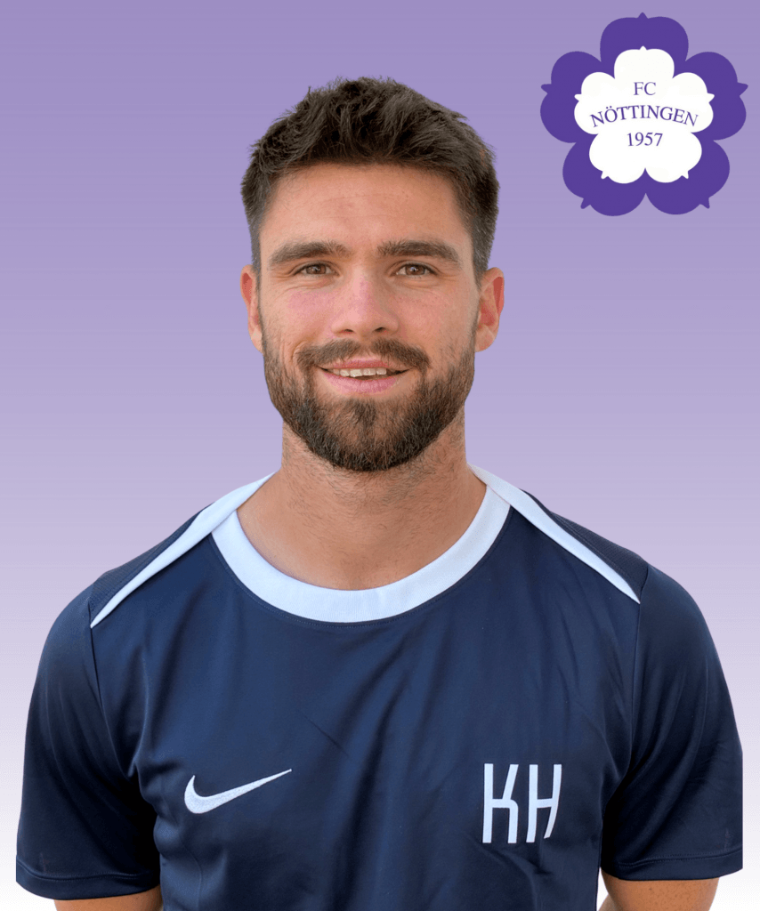 Ein Mann im dunkelblauen FC Nöttingen-Trikot lächelt vor einem lilafarbenen Hintergrund, auf dem in der Ecke das Vereinslogo zu sehen ist
