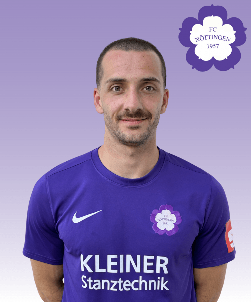 Ein Mann im lila FC Nöttingen-Trikot lächelt vor einem lila-weißen Farbverlauf