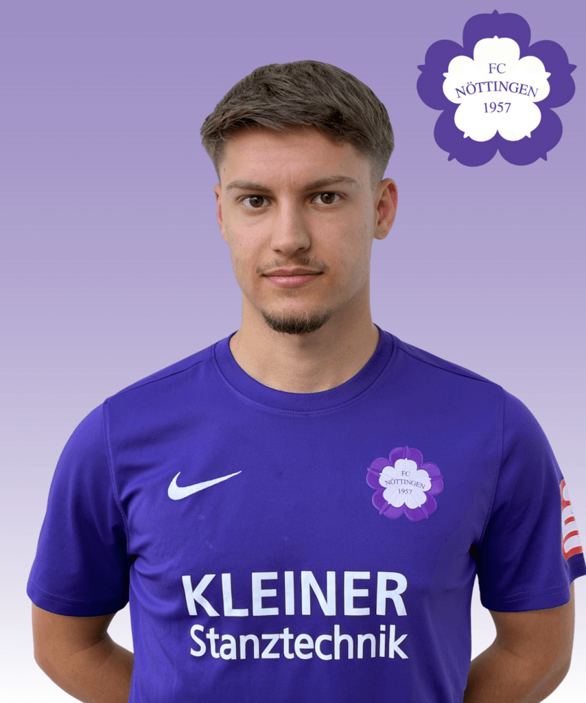 Ein junger Mann trägt ein lilafarbenes FC-Nöttingen-Trikot und blickt ausdruckslos in die Kamera; über ihm ist das Vereinslogo zu sehen