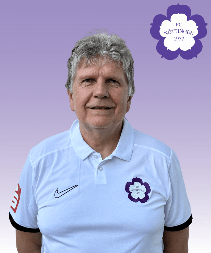 Ein lächelnder Mann in einem weißen FC Nöttingen 1957-Poloshirt steht vor einem lila Farbverlauf und dem Vereinslogo