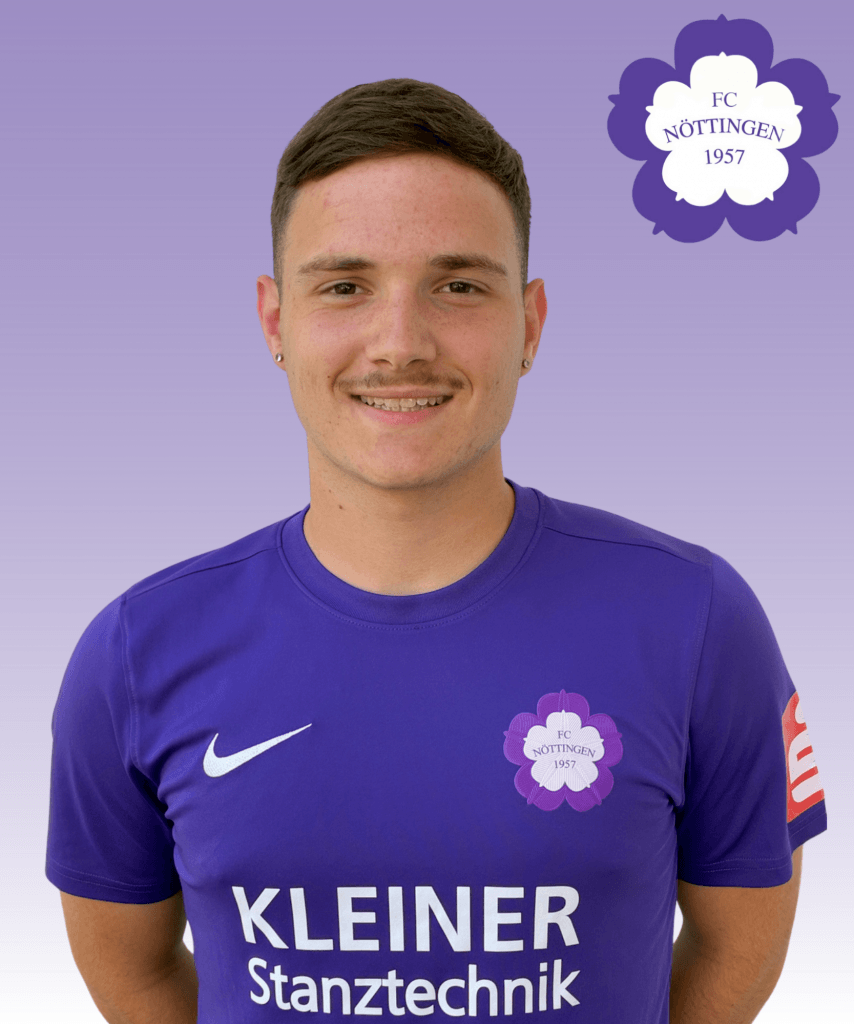 Ein lächelnder Fußballspieler im lila Trikot des FC Nöttingen steht vor einem lila Hintergrund mit dem Vereinslogo