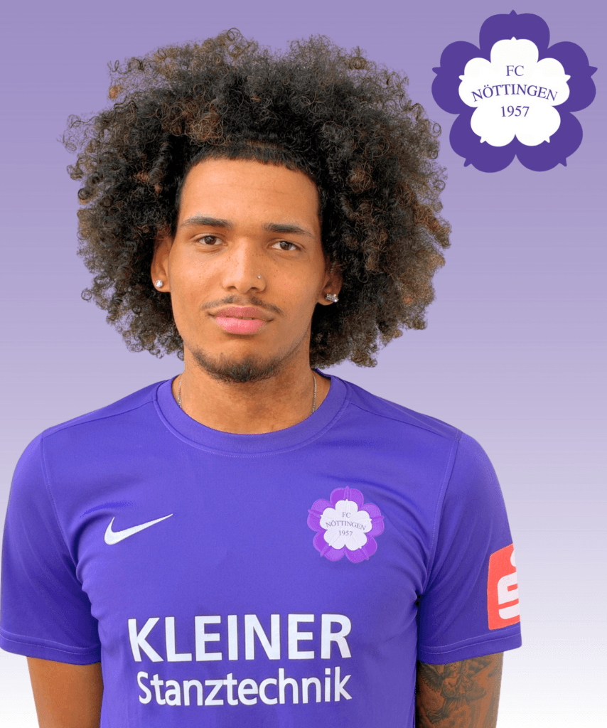 Ein männlicher Fußballspieler im lila Trikot des FC Nöttingen steht vor einem lila Hintergrund mit dem Vereinslogo