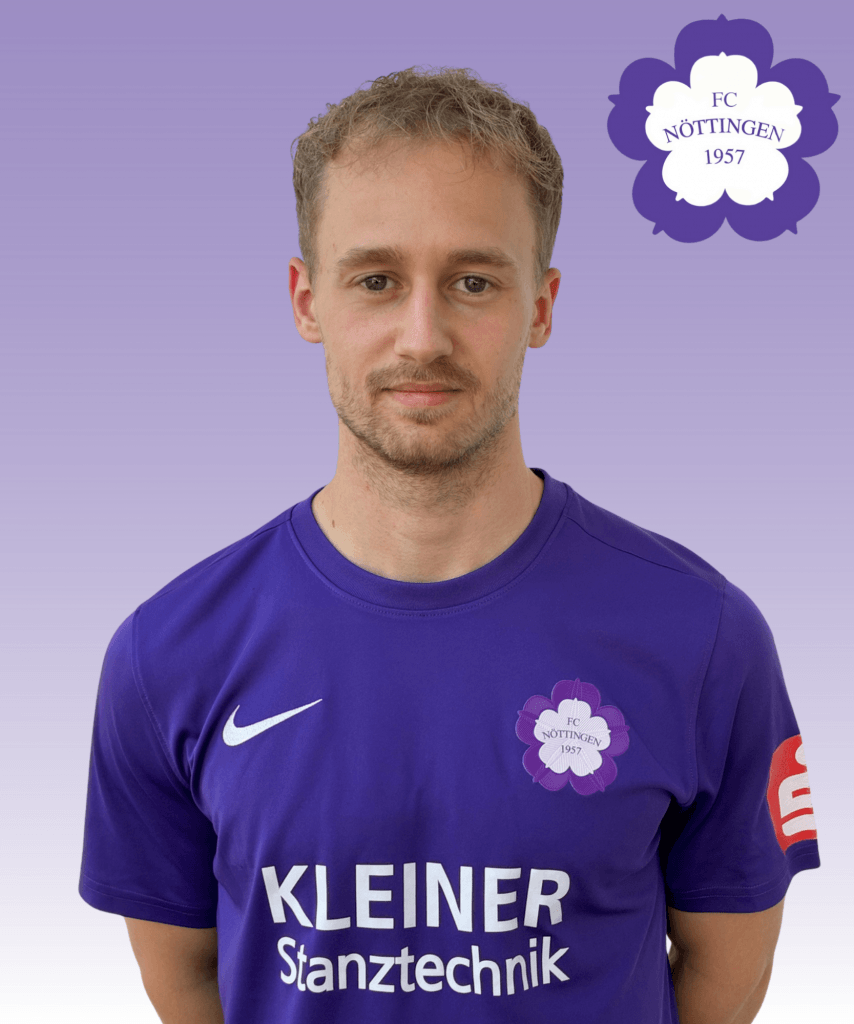 Ein Mann im lila FC Nöttingen-Trikot steht vor einem lila Farbverlauf; über seiner Schulter ist das Vereinslogo zu sehen