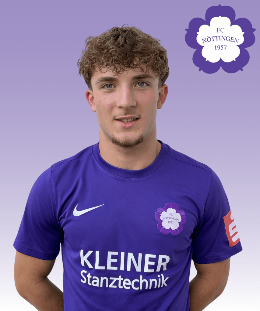 Ein junger Fußballspieler im lilafarbenen Trikot des FC Nöttingen lächelt; oben rechts ist das Vereinslogo zu sehen