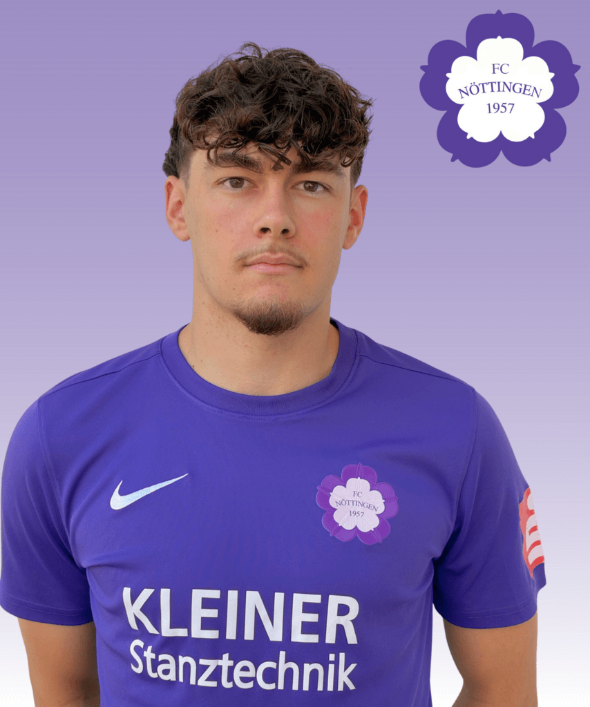 Ein männlicher Fußballspieler im lila Trikot des FC Nöttingen steht vor einem lila Hintergrund mit Farbverlauf