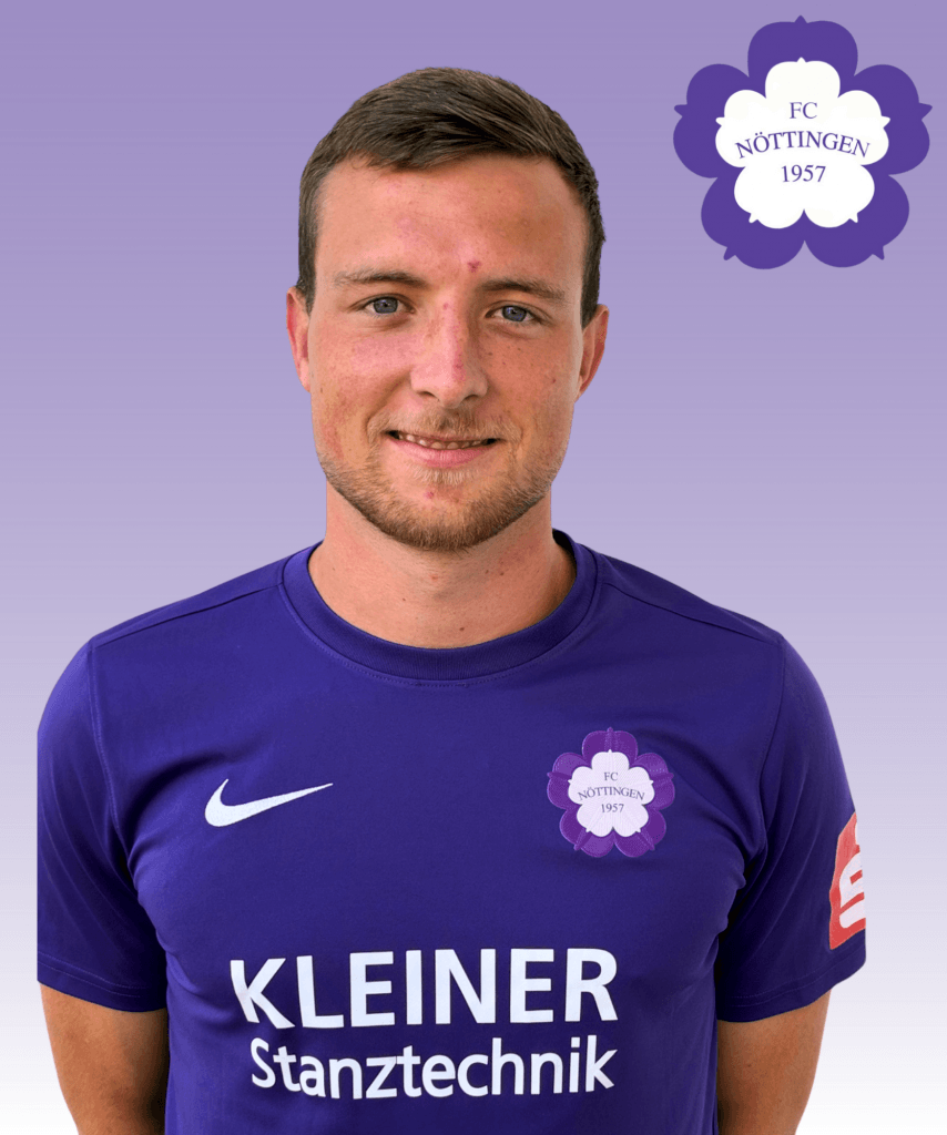 Ein Mann trägt ein lila Trikot des FC Nöttingen 1957 und lächelt vor einem lila Farbverlauf mit dem Vereinslogo im Hintergrund