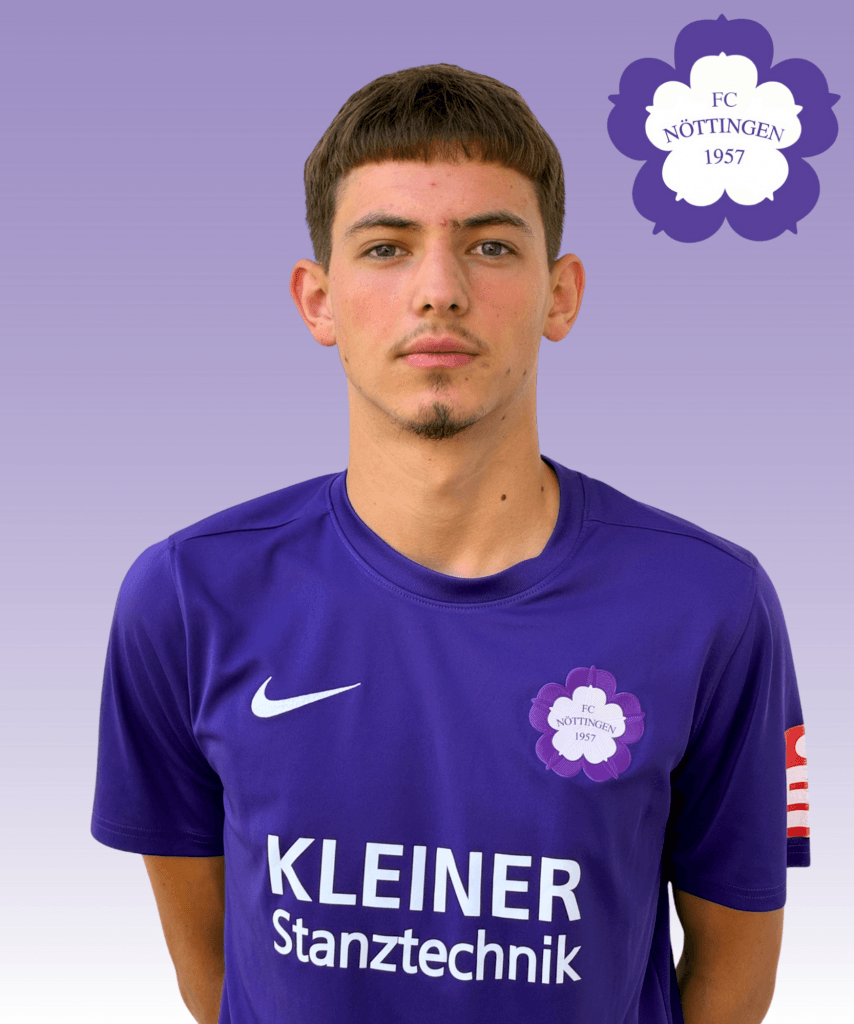 Ein junger Mann im lilafarbenen Trikot des FC Nöttingen steht vor einer lilafarbenen Wand mit dem Vereinslogo