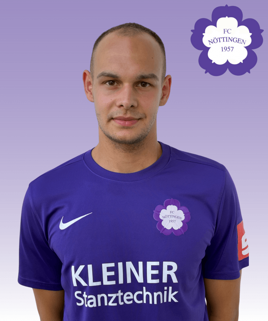 Ein Fußballspieler im lilafarbenen Trikot des FC Nöttingen steht vor einem lilafarbenen Farbverlaufshintergrund mit dem Vereinslogo