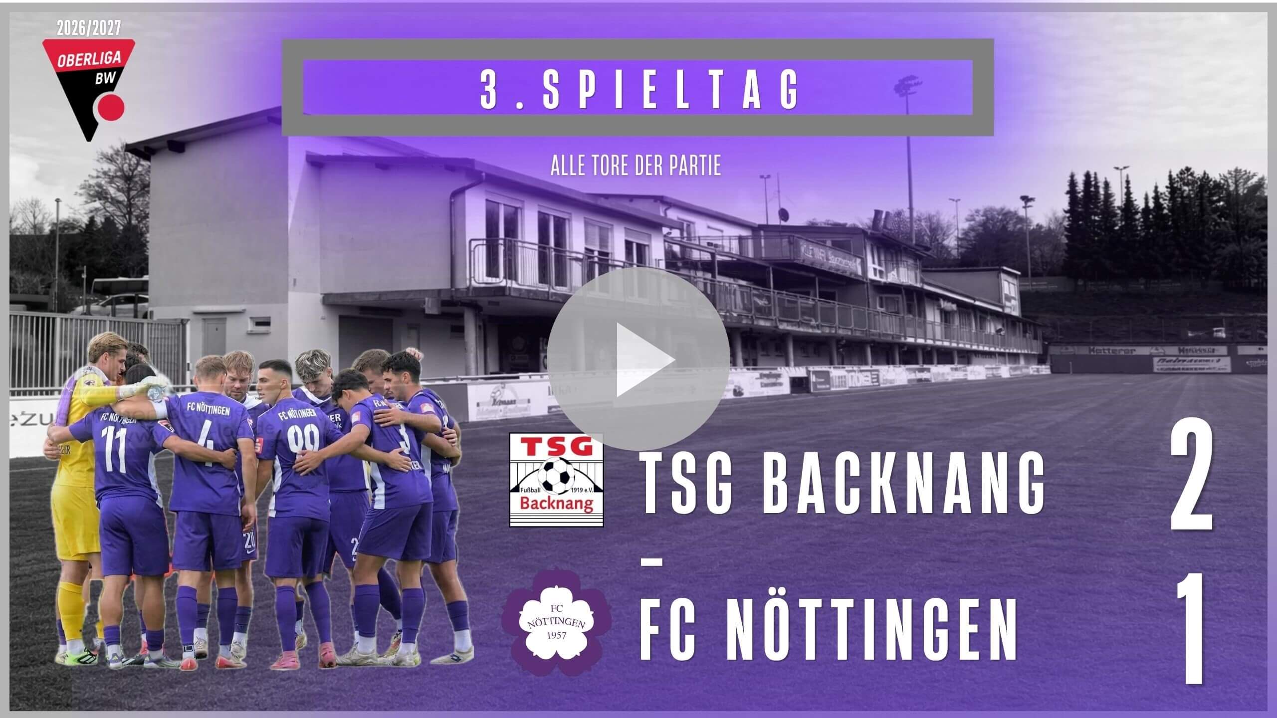 Die lila Mannschaft des FC Nöttingen steht nach der 2:1-Niederlage beim Auswärtsspiel bei der TSG Backnang vor dem Stadion zusammen