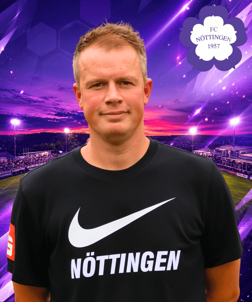 Ein Mann in einem schwarzen Nöttingen-Trikot steht bei Sonnenuntergang vor einem Stadion; das Logo des FC Nöttingen 1957 ist eingeblendet