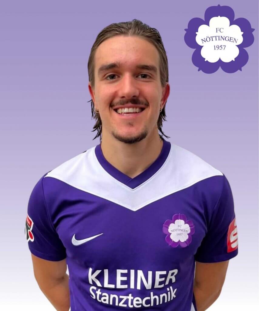 Ein lächelnder Fußballspieler im lila Trikot des FC Nöttingen steht vor einem lila Farbverlauf, auf dem das Vereinslogo zu sehen ist
