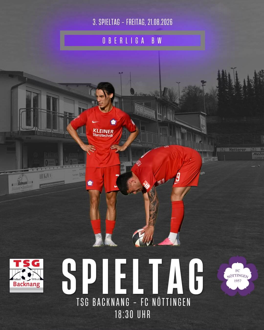 Zwei Spieler des TSG Backnang im roten Trikot konzentrieren sich auf eine Standardsituation, während im Stadion groß die Aufschrift „Tabellenführer“ eingeblendet wird
