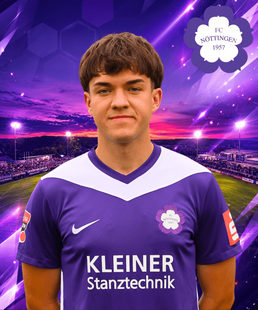 Ein junger Fußballspieler im lilafarbenen Trikot des FC Nöttingen steht bei Sonnenuntergang vor einem Stadion, während der Himmel violett leuchtet