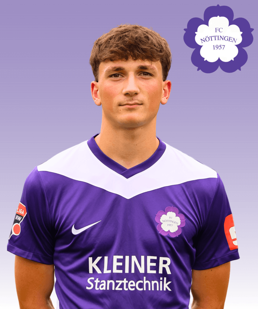 Ein junger Fußballspieler im lila Trikot des FC Nöttingen steht vor einem lila Hintergrund mit dem Vereinslogo