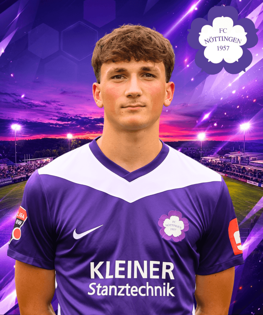 Ein junger Fußballspieler im lila Trikot des FC Nöttingen steht auf dem Spielfeld, der Himmel dahinter leuchtet violett