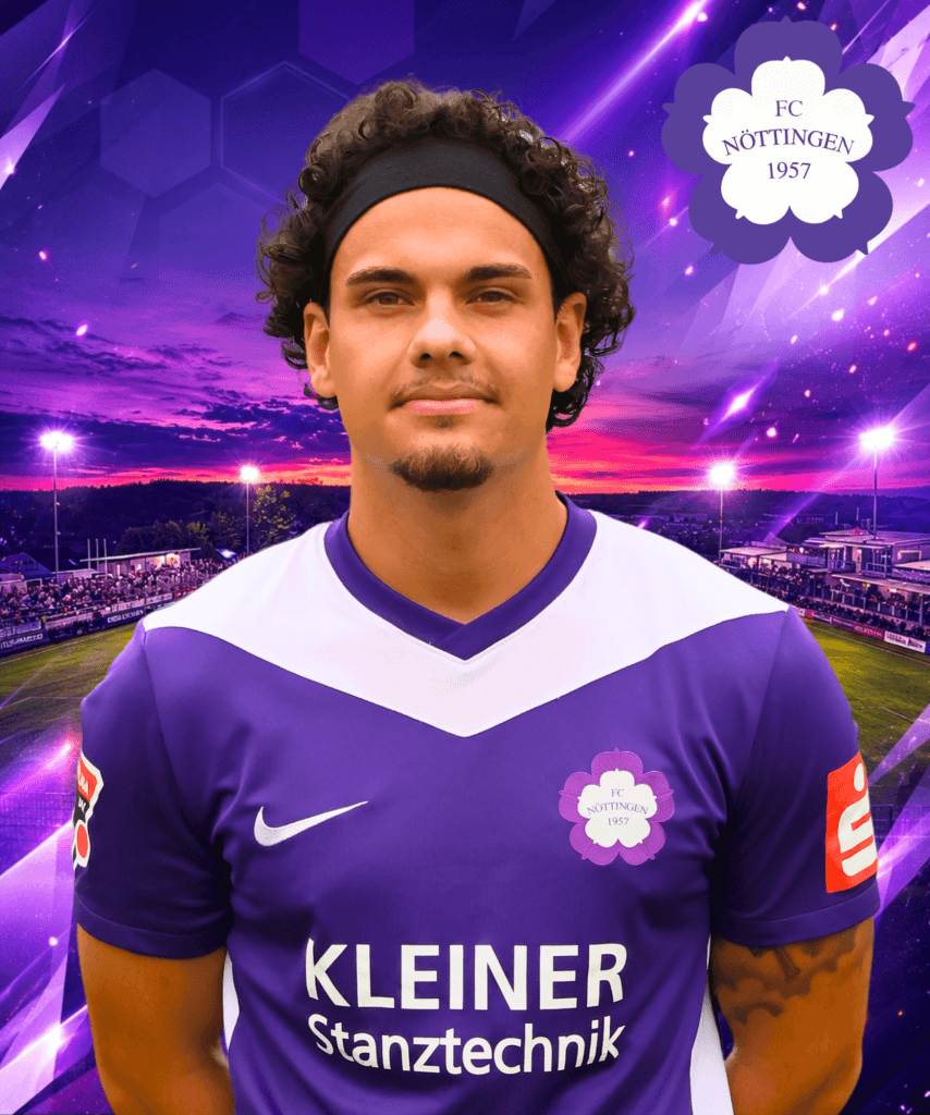 Ein männlicher Spieler im lila Trikot des FC Nöttingen steht bei Sonnenuntergang vor dem Stadion; in der Ecke ist das Vereinslogo zu sehen.
