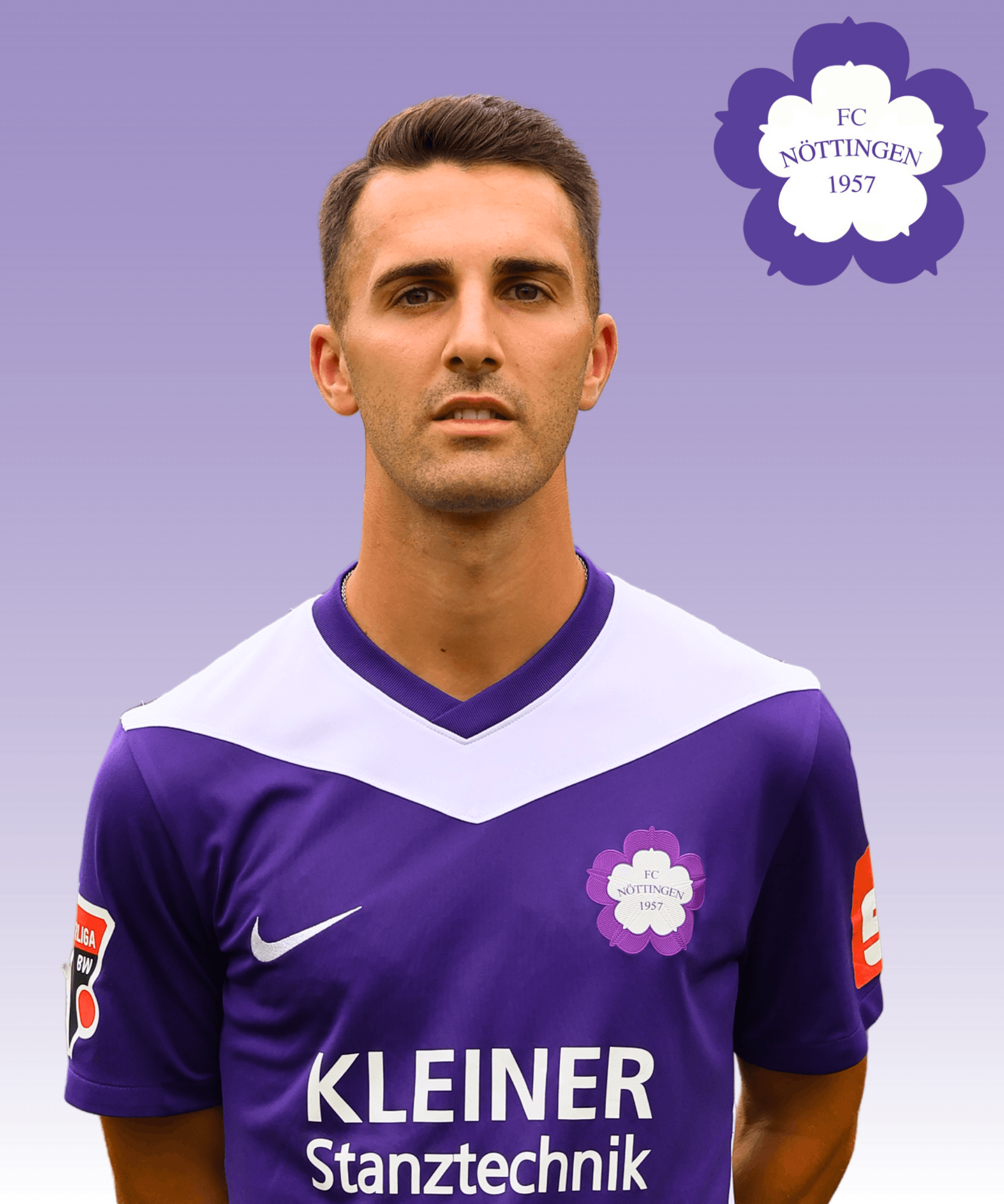 Ein Fußballspieler im lila Trikot des FC Nöttingen 1957 steht vor einem violetten Farbverlauf; über ihm schwebt das Vereinslogo