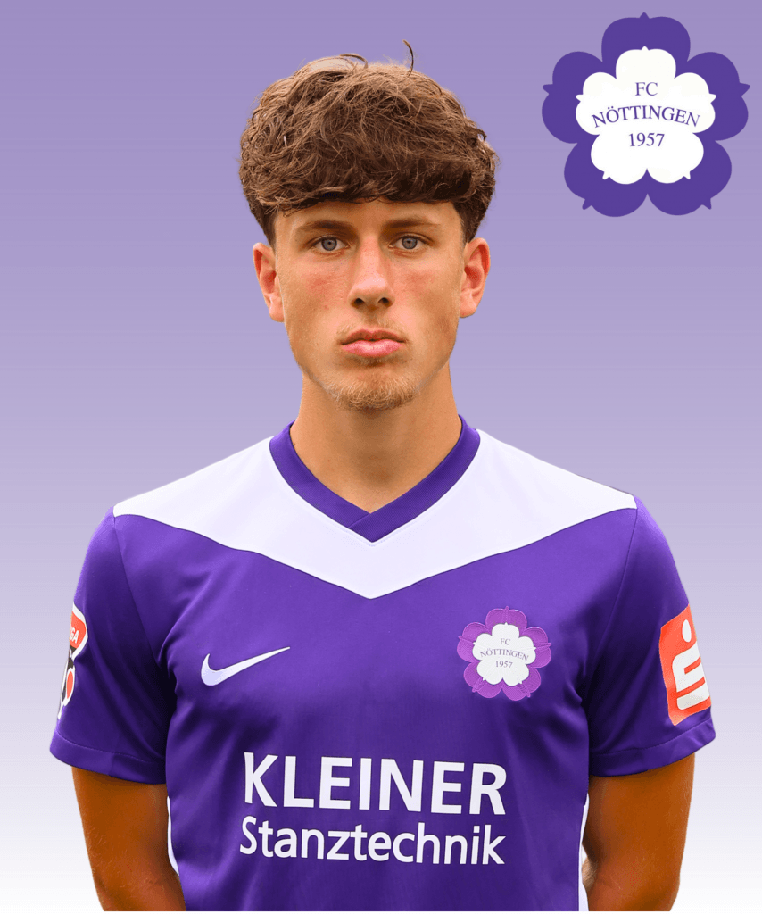 Ein junger Fußballspieler im lila Trikot des FC Nöttingen steht vor einem lila Hintergrund mit dem Vereinslogo