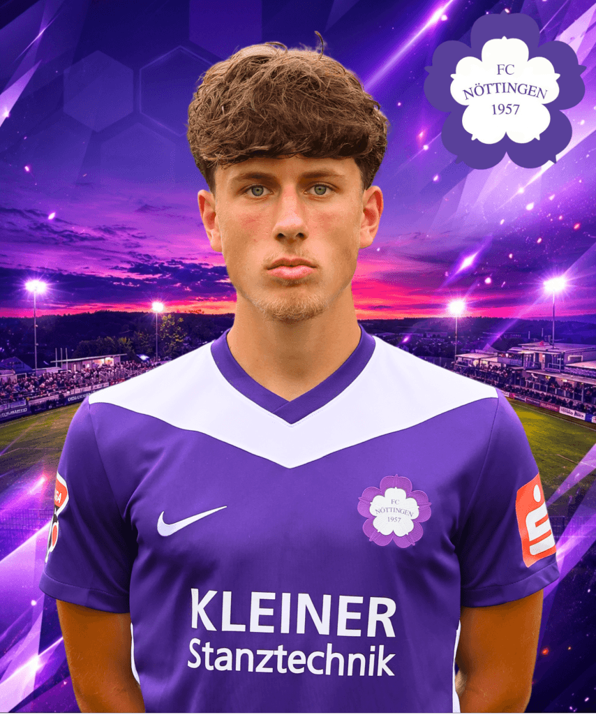 Ein junger Fußballspieler im lila Trikot des FC Nöttingen steht vor einem Stadion, im Hintergrund ist ein dramatischer Sonnenuntergang zu sehen