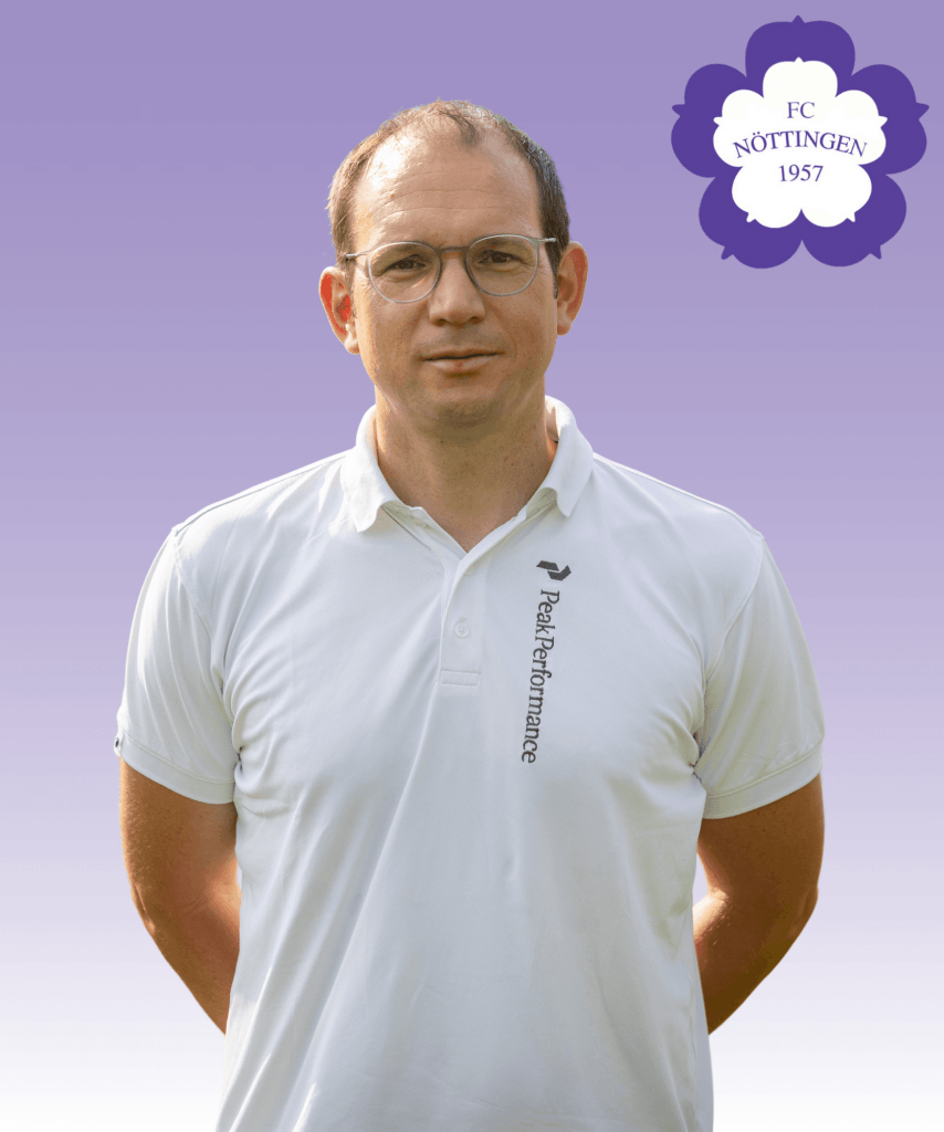 Ein Mann mit Brille und weißem Polohemd steht vor einem lila Hintergrund mit dem Logo des FC Nöttingen 1957