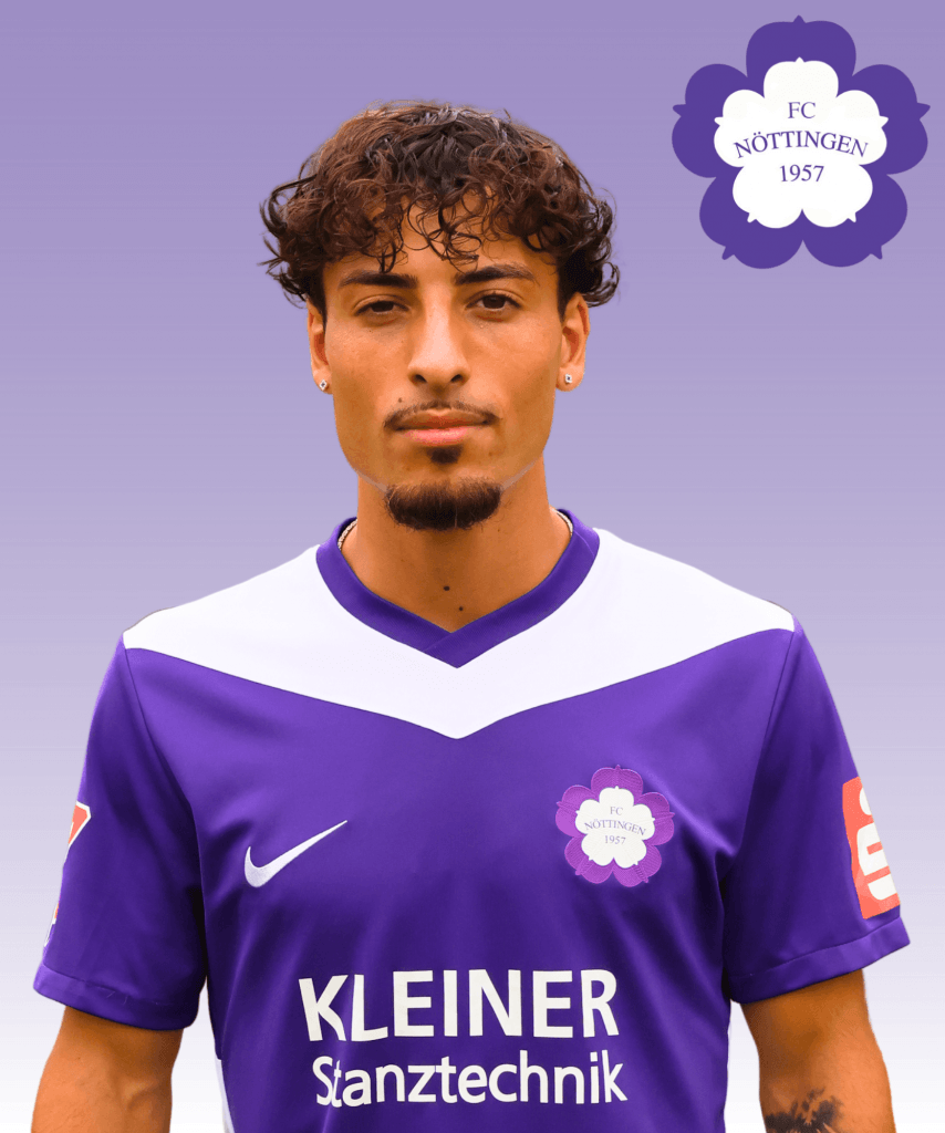 Ein männlicher Spieler im lila Trikot des FC Nöttingen posiert vor einem violetten Hintergrund mit dem Vereinslogo