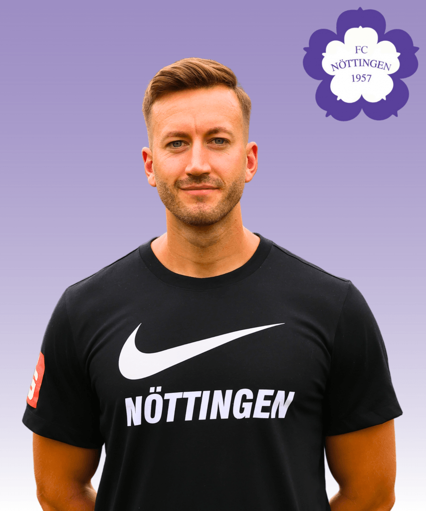 Ein Mann in einem schwarzen Nöttingen-Nike-Trikot steht vor einem lilafarbenen Hintergrund mit dem Logo des FC Nöttingen 1957