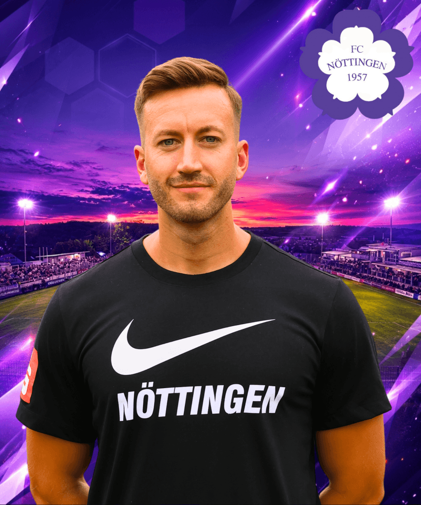 Ein Mann in einem schwarzen Nöttingen-Nike-Trikot steht bei Sonnenuntergang vor einem Stadion; darüber das Logo des FC Nöttingen 1957