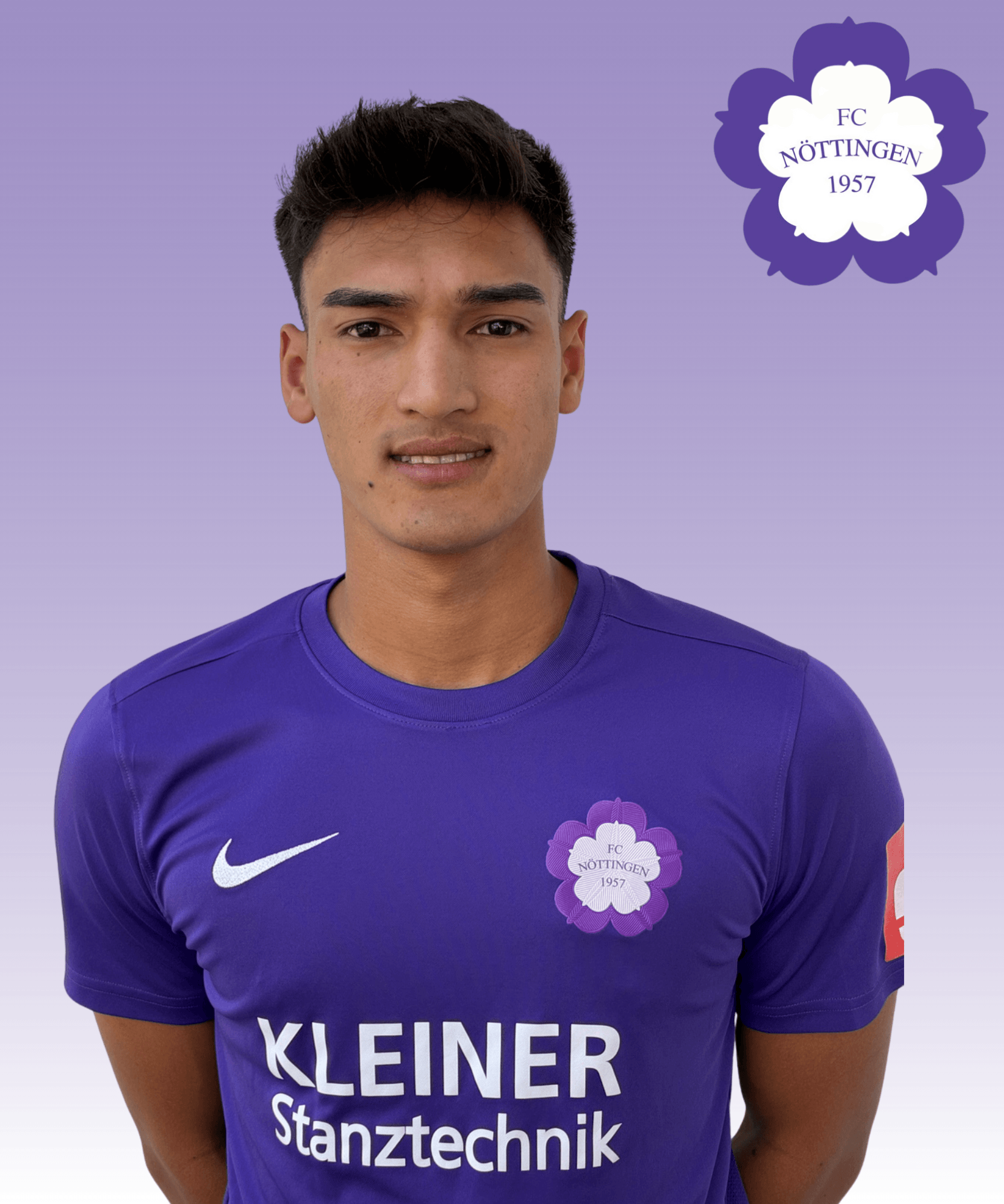 Ein Fußballspieler im lilafarbenen Trikot des FC Nöttingen steht vor einem lilafarbenen Hintergrund mit Vereinslogo