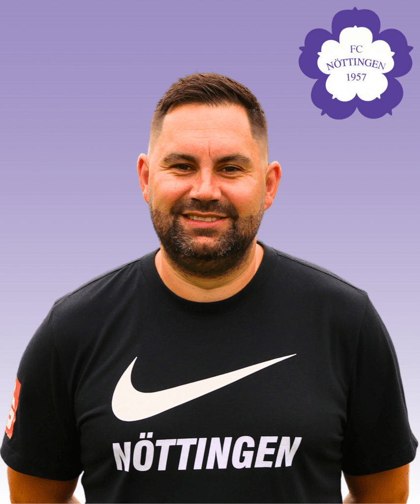 Ein Mann im Trikot des FC Nöttingen lächelt vor einem lila Hintergrund; in der Ecke ist das Logo des FC Nöttingen 1957 zu sehen