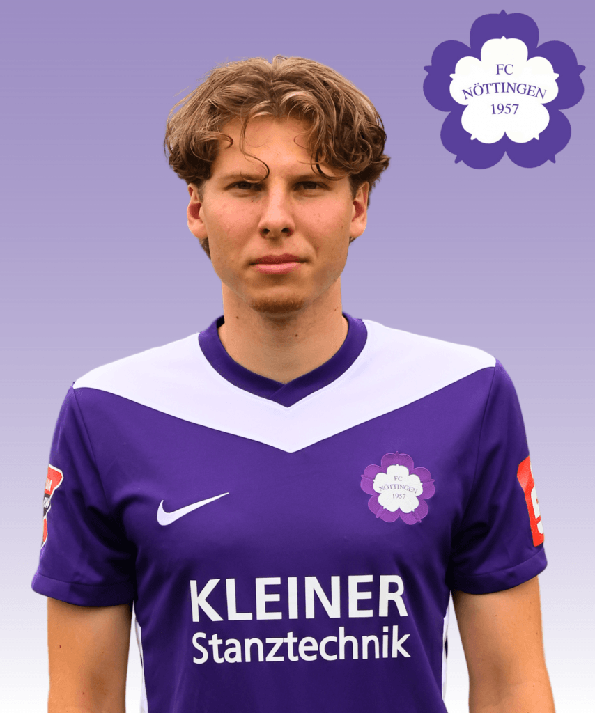 Ein männlicher Fußballspieler im lila Trikot des FC Nöttingen steht frontal im Bild, das Vereinslogo ist oben rechts zu sehen