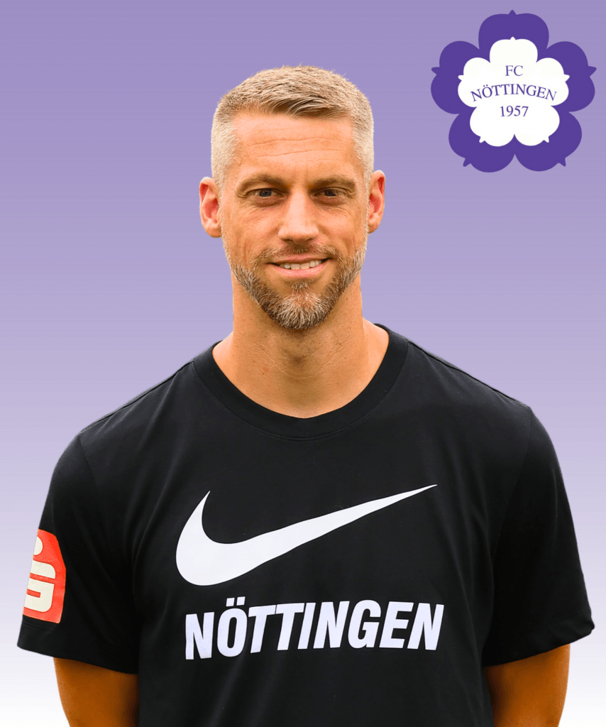 Ein Mann in einem schwarzen Nike-Trikot aus Nöttingen lächelt vor einem lila Farbverlauf mit dem FC Nöttingen-Logo