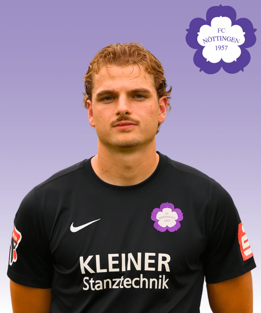 Ein Fußballspieler im schwarzen Trikot des FC Nöttingen steht vor einem violetten Farbverlauf mit Vereinslogo