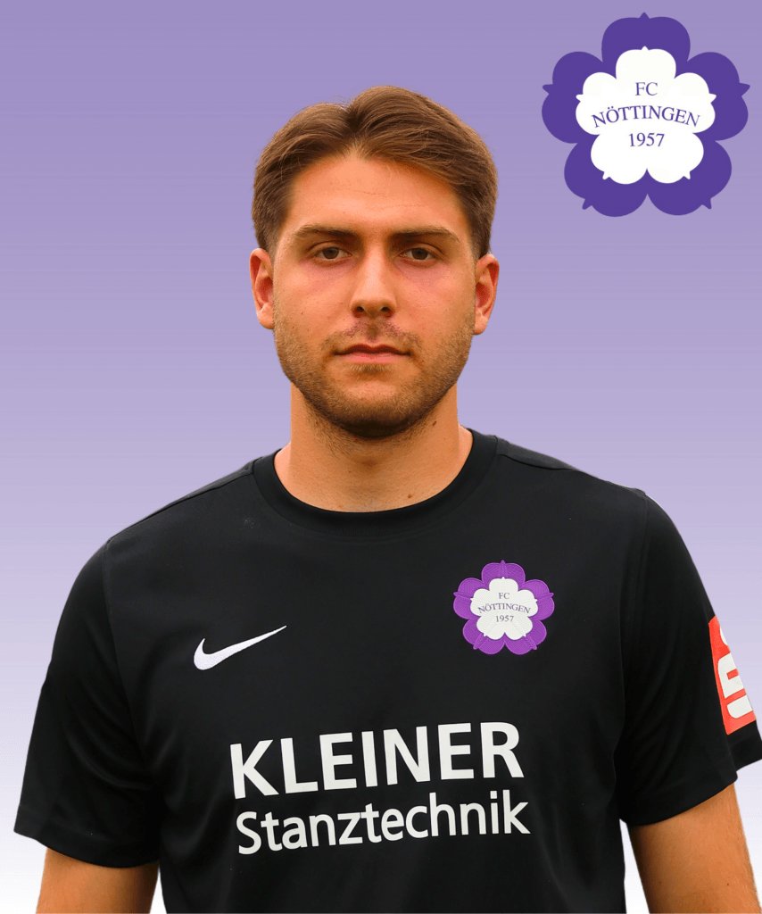 Ein Fußballspieler im schwarzen Trikot des FC Nöttingen steht vor einem violetten Farbverlauf und dem Vereinslogo