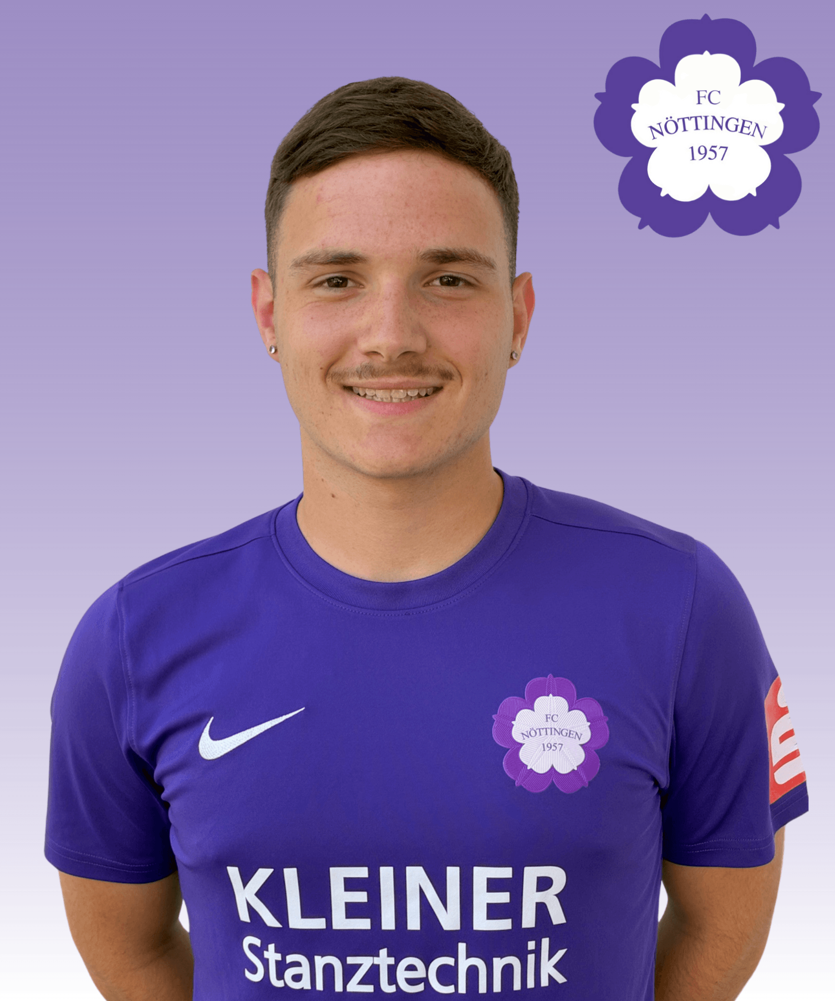 Ein lächelnder Fußballspieler im lila Trikot des FC Nöttingen steht vor einem lila Hintergrund mit dem Vereinslogo