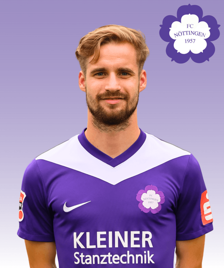 Ein Mann im lila FC Nöttingen-Trikot lächelt vor einem violetten Farbverlaufshintergrund, darüber das Vereinslogo