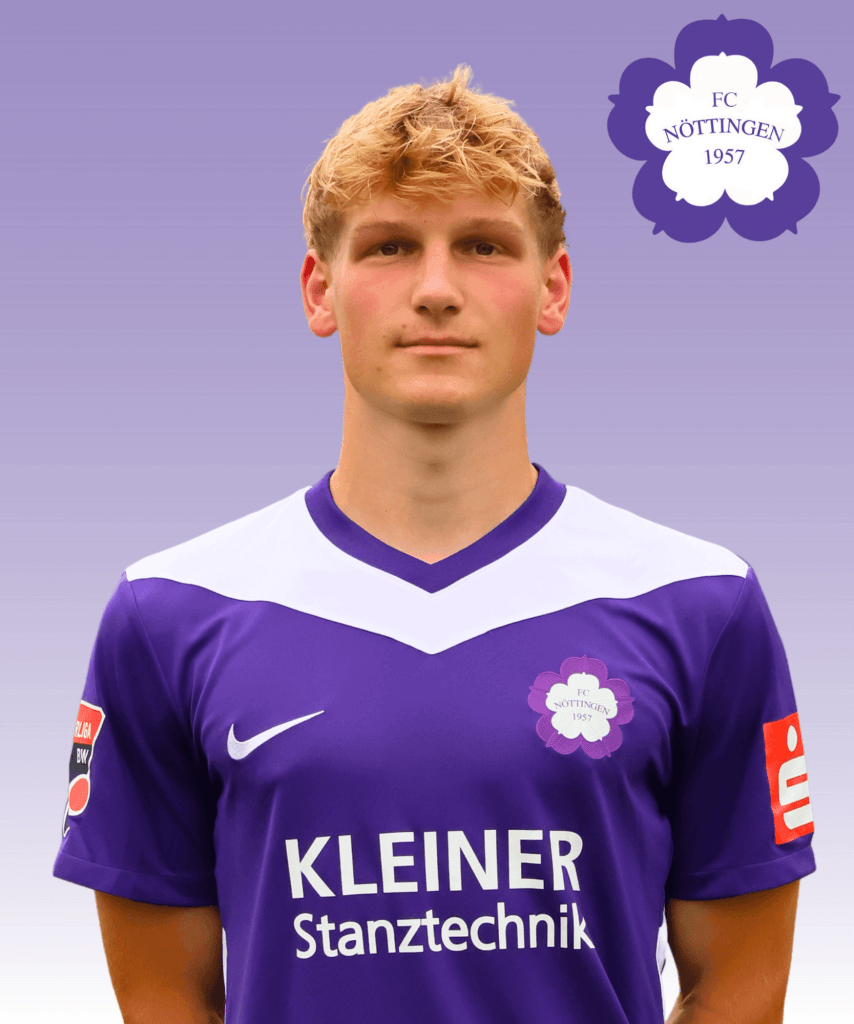 Ein männlicher Fußballspieler im lila Trikot des FC Nöttingen steht vor einem lilafarbenen Hintergrund mit Farbverlauf