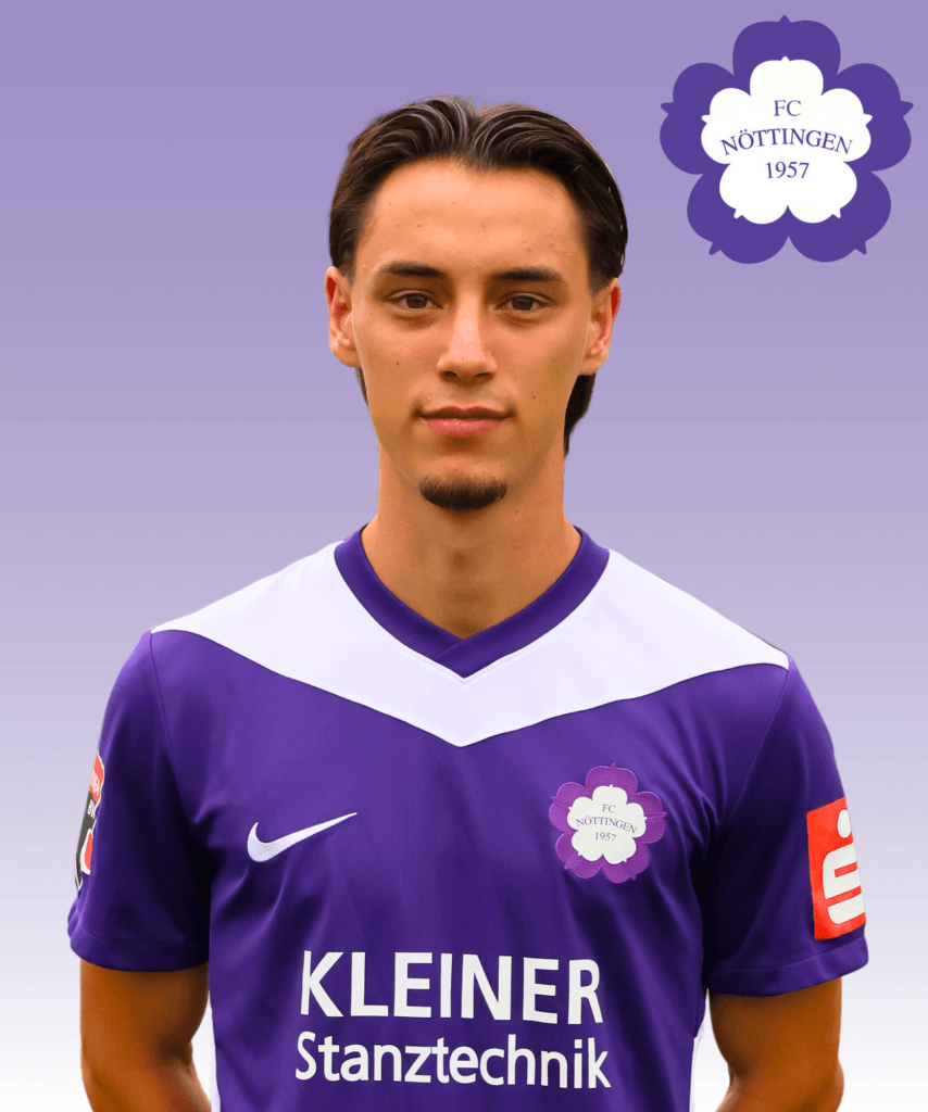 Ein Fußballspieler im lila Trikot des FC Nöttingen steht vor einem Farbverlauf; im Hintergrund ist das Vereinslogo zu sehen