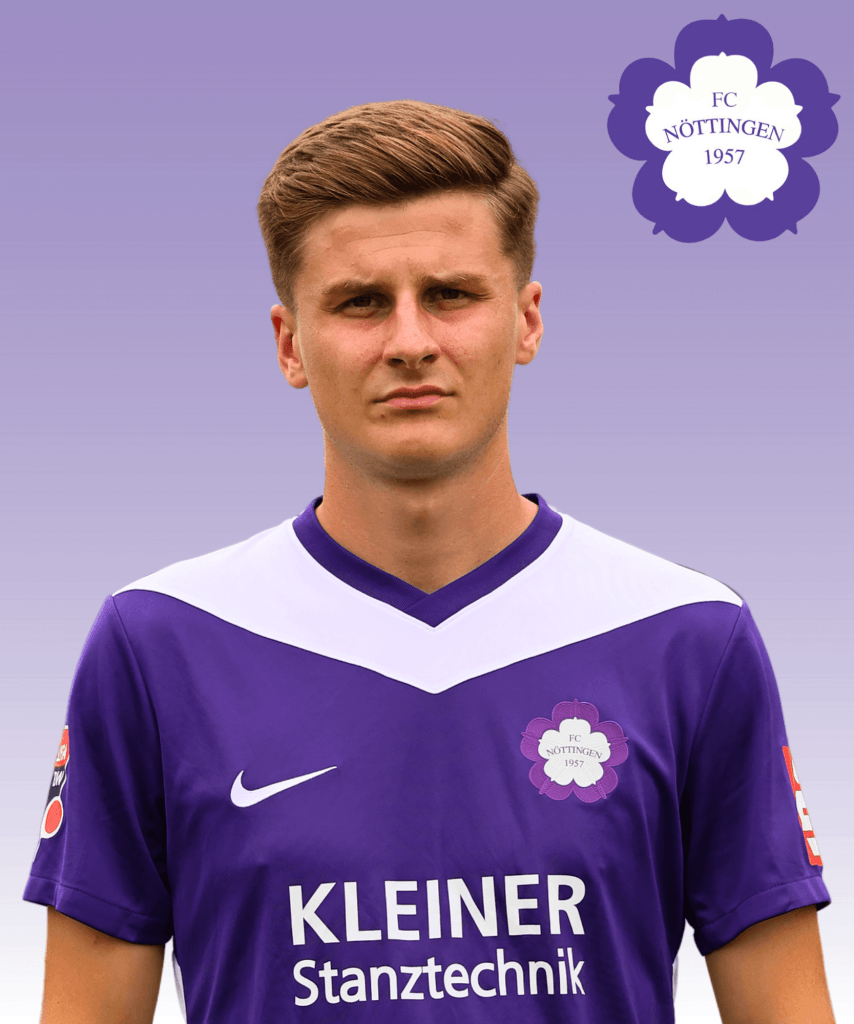 Ein männlicher Fußballspieler im lila Trikot des FC Nöttingen steht vor einem Farbverlauf mit dem Vereinslogo