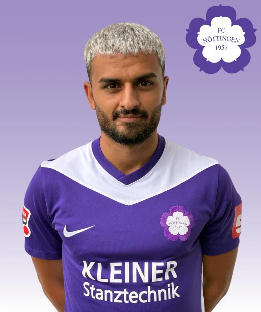 Ein Fußballspieler im lila Trikot des FC Nöttingen steht vor einem lilafarbenen Hintergrund mit dem Vereinslogo