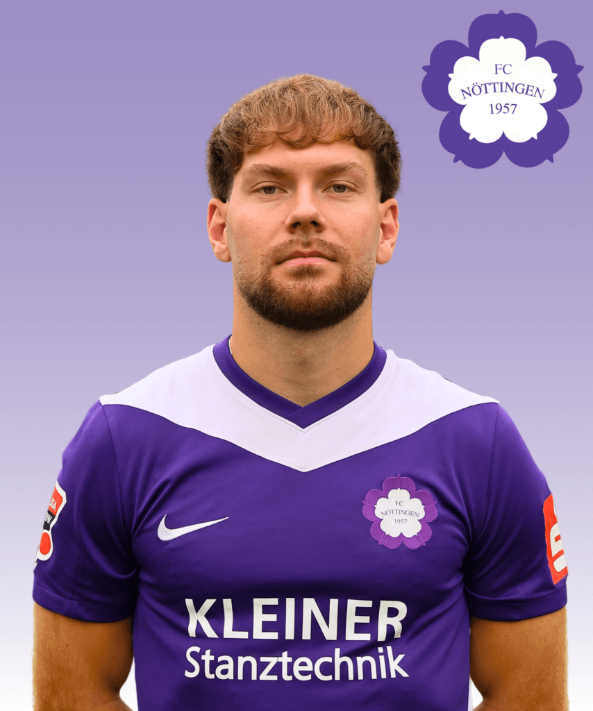 Ein Mann im violetten FC Nöttingen-Trikot steht vor einem lila Farbverlauf mit Vereinslogo