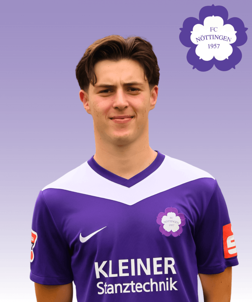 Ein junger Fußballspieler im lilafarbenen Trikot des FC Nöttingen lächelt vor einem lilafarbenen Hintergrund mit Farbverlauf